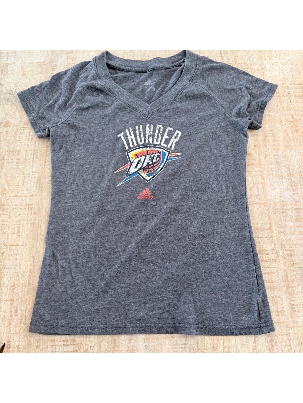 Oklahoma City Thunder OKC Adidas Women’s L Gray V-Neck T-Shirt NBA Basketball